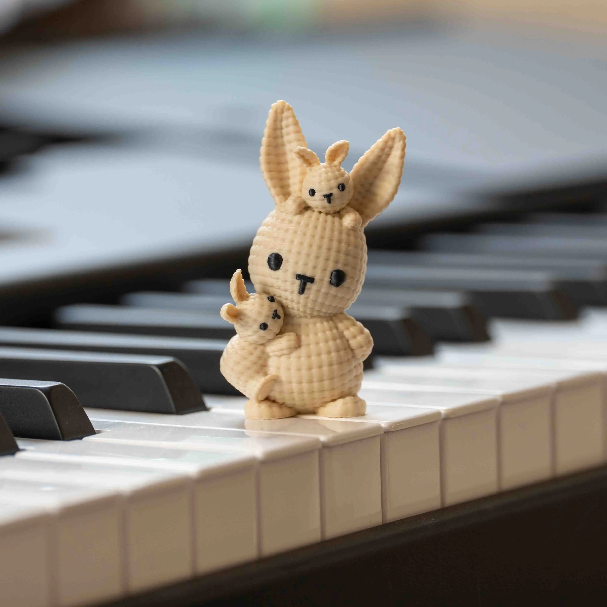 Mama-Häschen mit 2 Babys in Strickoptik