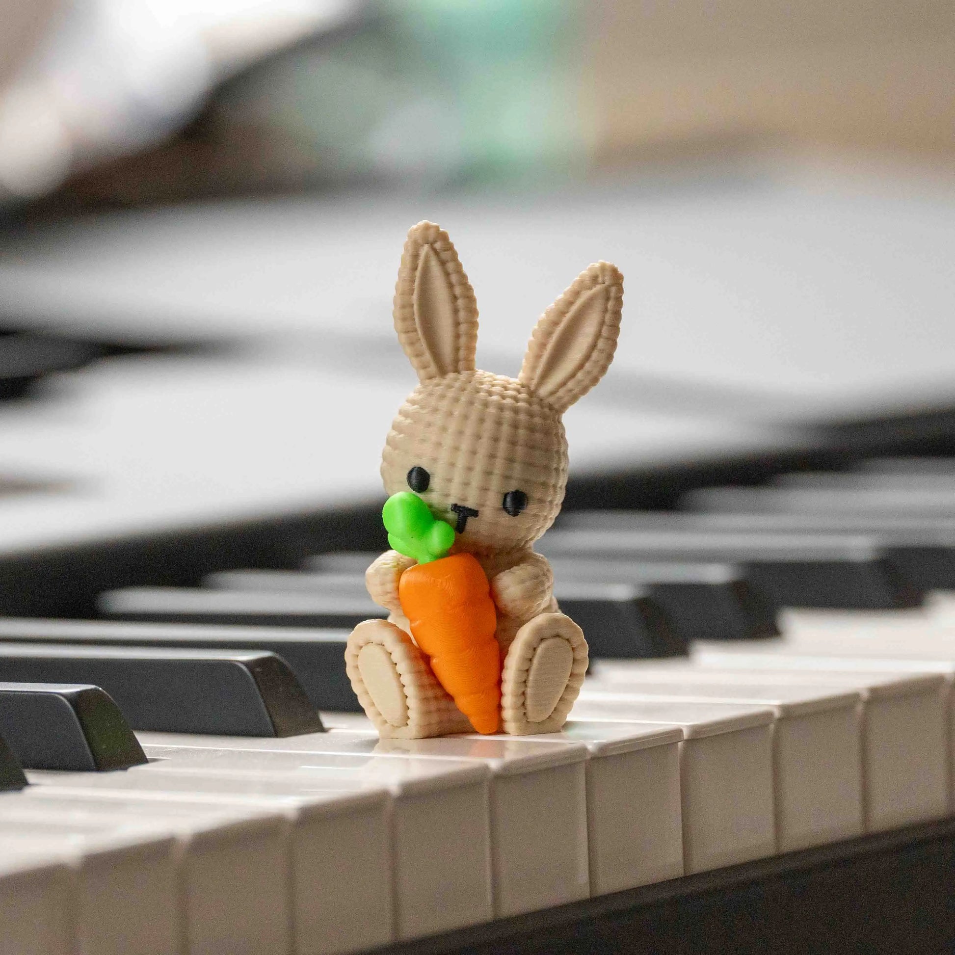 Häschen mit Karotte in Strickoptik