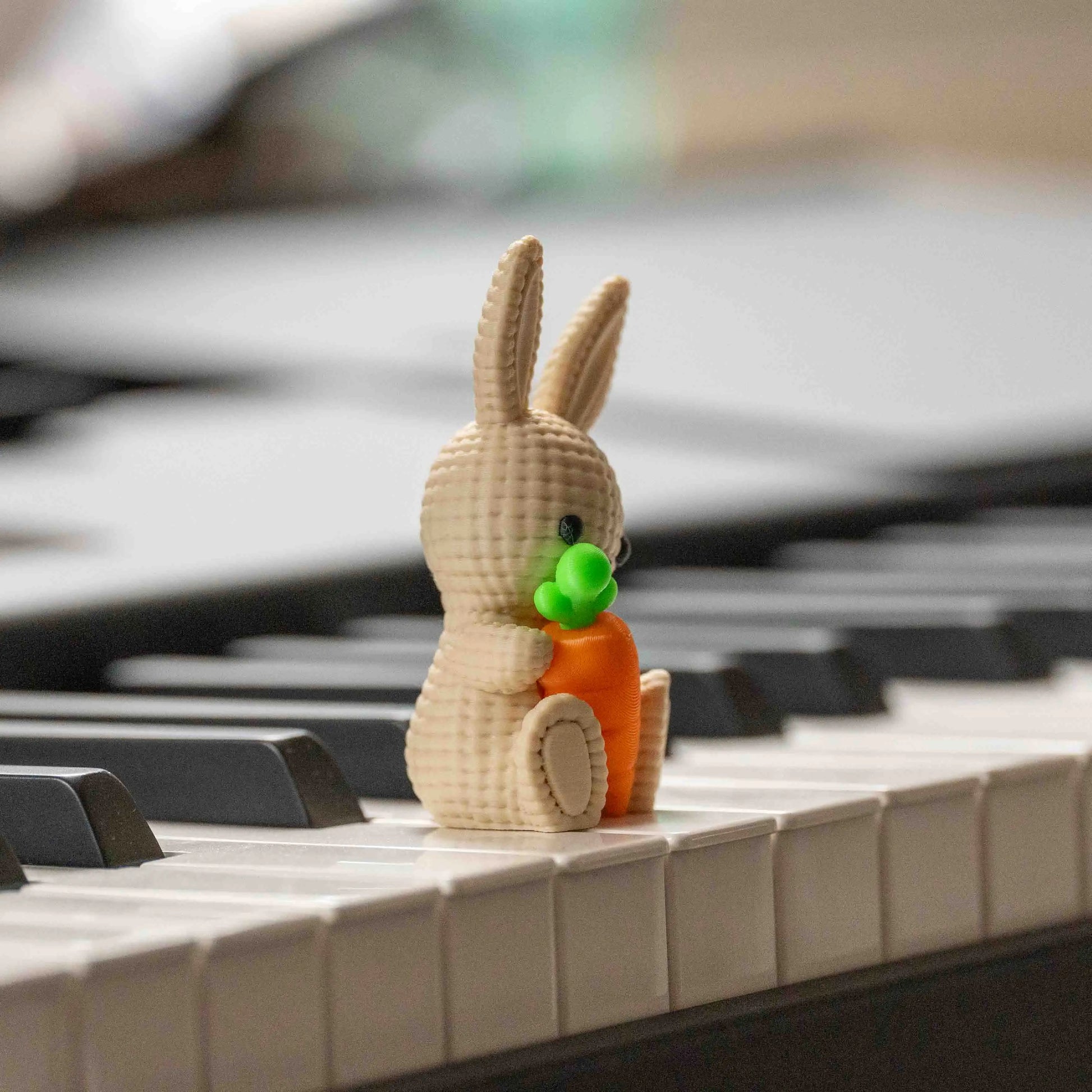 Häschen mit Karotte in Strickoptik
